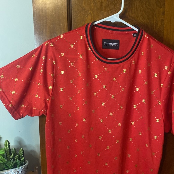 DRILL CLOTHING COMPANY CREW NECK RED WITH GOLD BEES 🐝 - Picture 4 of 8